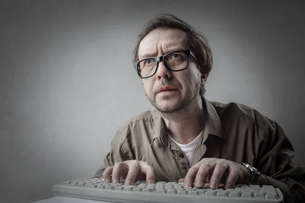 Homem na frente do teclado — Fotografia de Stock