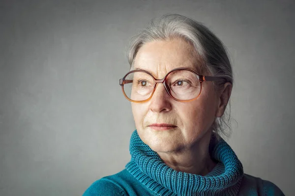 La hermosa y agradable abuela —  Fotos de Stock