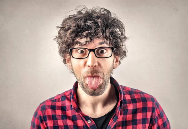 Hombre en franela sacando su lengua —  Fotos de Stock