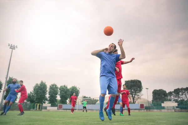 Jogadores de futebol jogando em campo — Fotografia de Stock