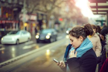 Tramvay için bekleyen esmer kadın