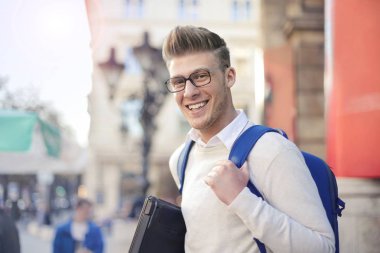 genç yakışıklı bir öğrenci