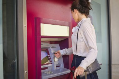 ATM kullanarak oldukça esmer kadın