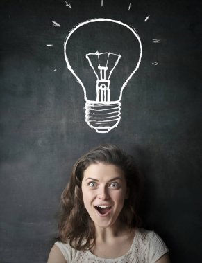 Onun Merkez over bir ampul ile esmer kadın