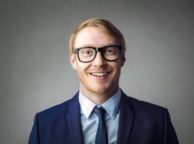 Gözlüklü mutlu işadamı