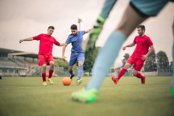 Jugadores de fútbol jugando en el campo — Foto de Stock