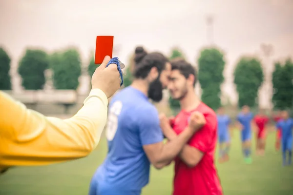 2 voetballers hebben een argument op veld — Stockfoto