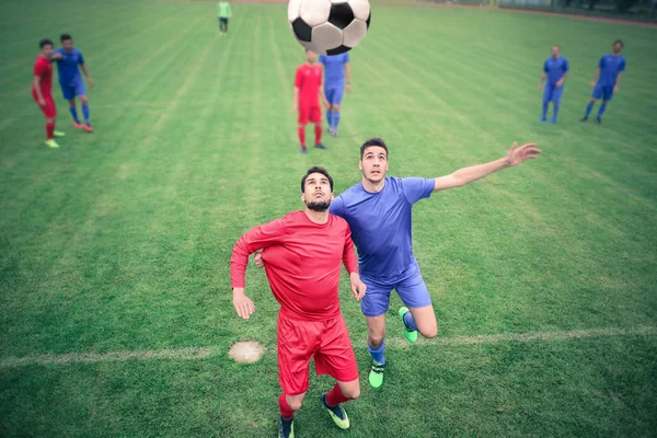 2 homens jogando futebol — Fotografia de Stock