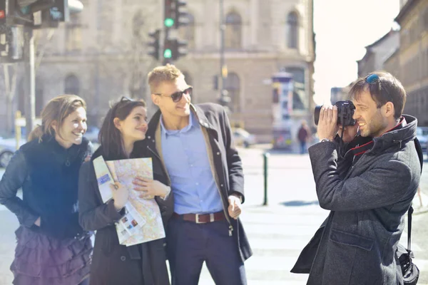 Mannen tar bild 3 personer — Stockfoto