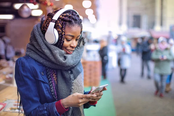 Mujer negra con auriculares —  Fotos de Stock