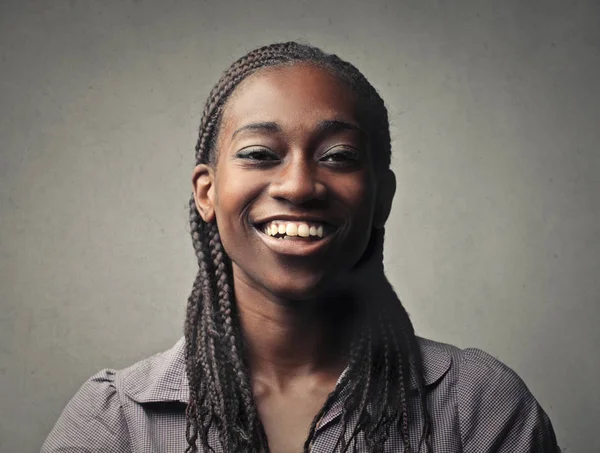 Mulher negra sorrindo — Fotografia de Stock