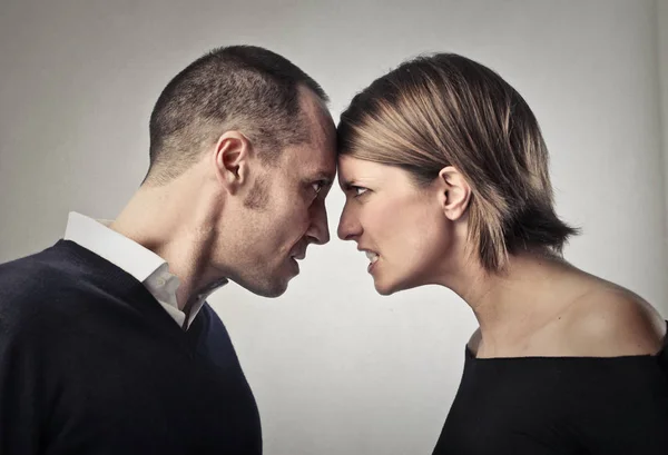 Casal irritado enfrentando um ao outro — Fotografia de Stock