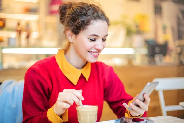 ブルネットの女性の携帯電話で — ストック写真