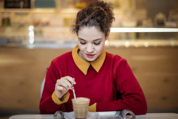 Brunette vrouw met koffie — Stockfoto