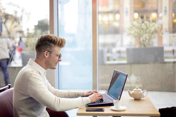 Ung affärsman med laptop — Stockfoto