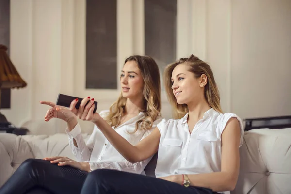 2 femmes blondes avec télécommande TV — Photo