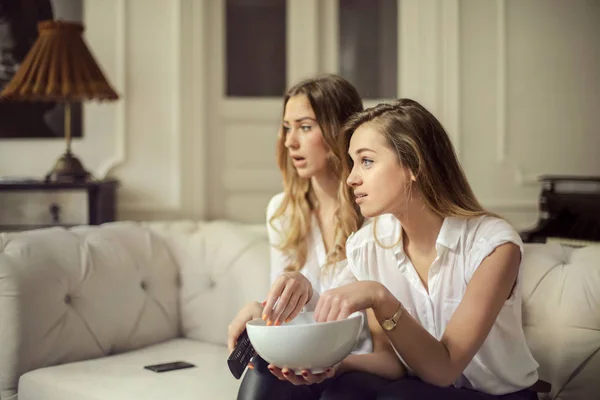 2 молодые женщины смотрят телевизор — стоковое фото