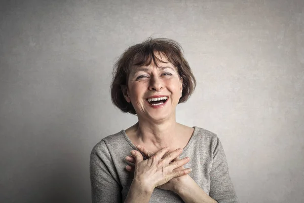 Oude dame lachen — Stockfoto