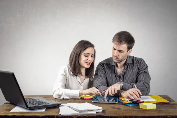 Uomo d'affari e donna che lavorano insieme — Foto Stock