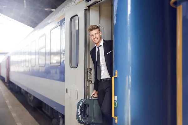 Blont affärsman på tåg — Stockfoto