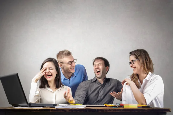 2 hombres de negocios y mujeres riendo en la oficina — Foto de Stock
