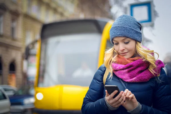 Blond kobieta z telefonu — Zdjęcie stockowe