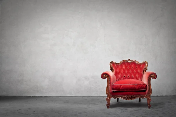 Piros kanapé üres szobában — Stock Fotó