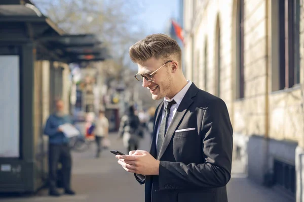 Blond zakenman met telefoon — Stockfoto