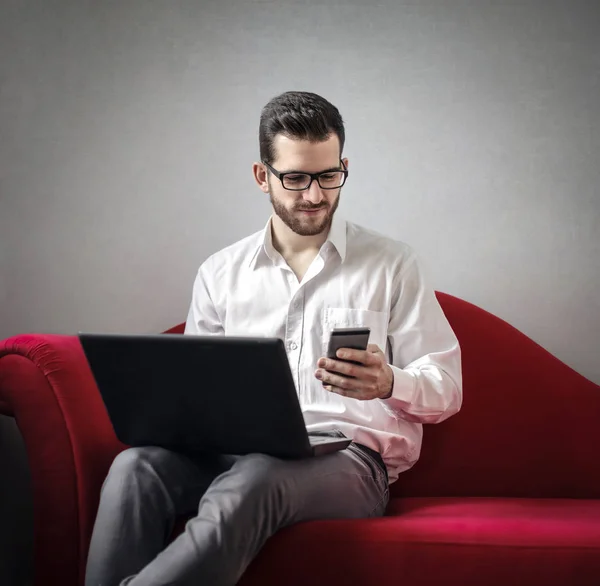 Homem de negócios com laptop — Fotografia de Stock