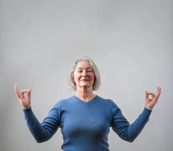 Yaşlı kadın meditasyon — Stok fotoğraf
