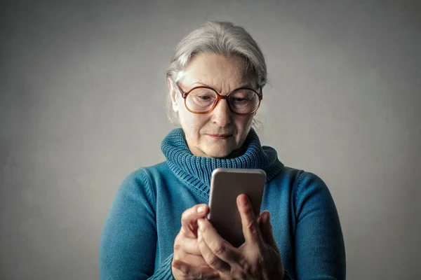 携帯電話を持つ古い女性 — ストック写真