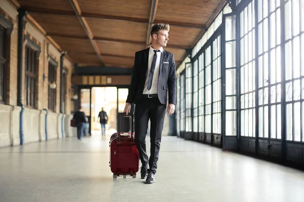 スーツケースを持った若いビジネスマン — ストック写真