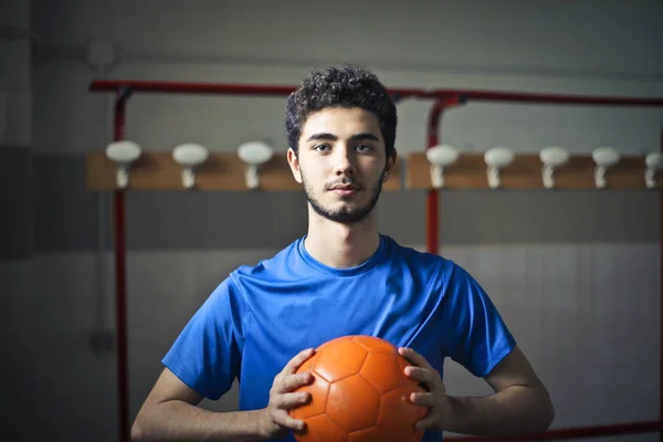 Sportieve man met bal in zijn handen — Stockfoto