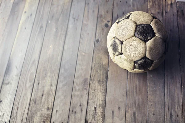 Antiguo balón de fútbol en el suelo de madera —  Fotos de Stock