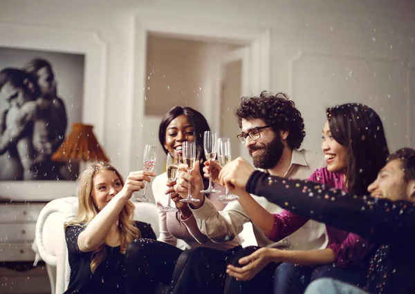 2 muži a 3 ženy, přípitky šampaňským — Stock fotografie