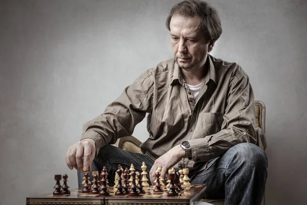 Літній чоловік грає в шахи — стокове фото
