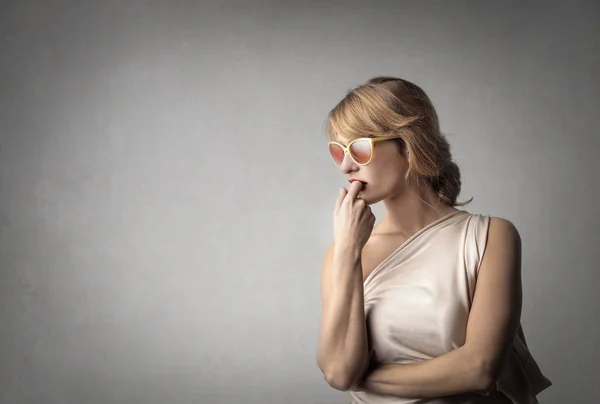 Blonde vrouw in sunglassess — Stockfoto