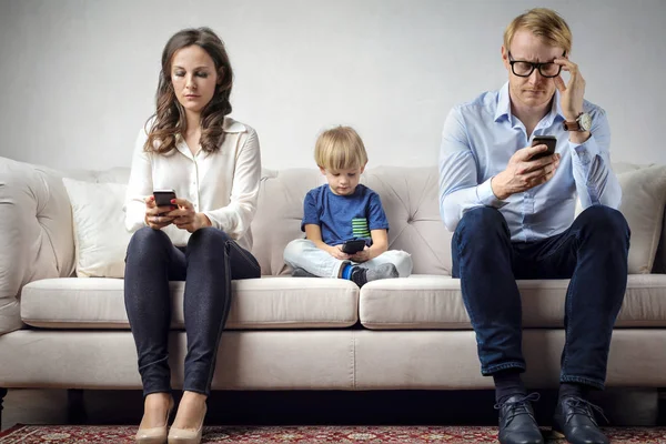 Pais e meninos brincando com telefones — Fotografia de Stock