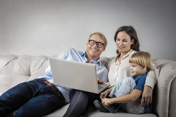 Родители и мальчик смотрят на ноутбук — стоковое фото