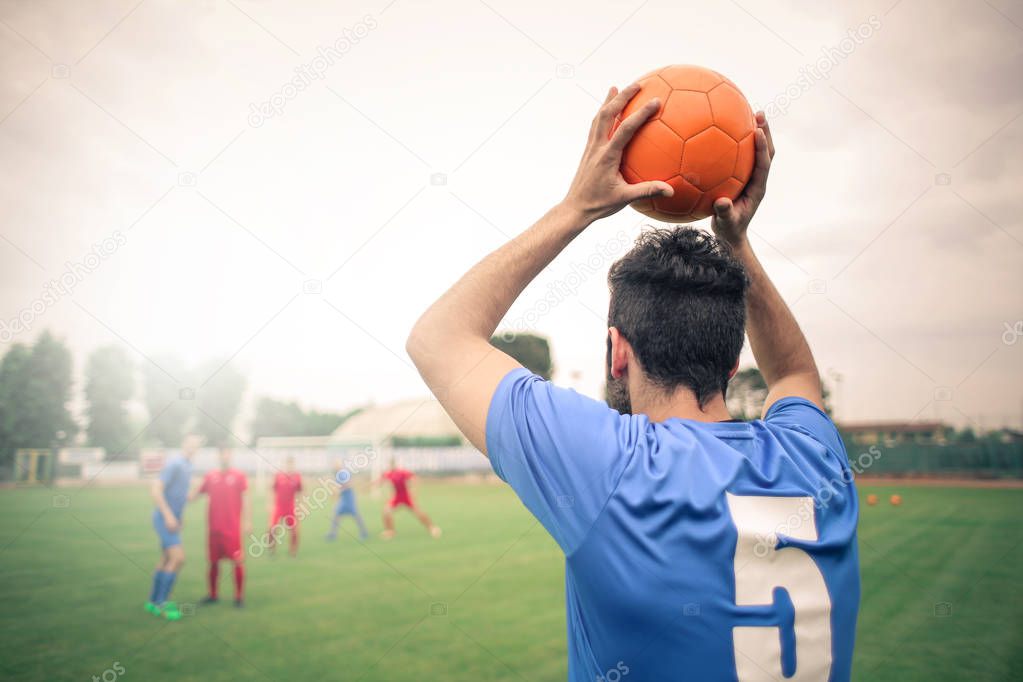 Football player man throwing the ball