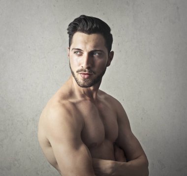 Gömleksiz kaslı adam odada poz