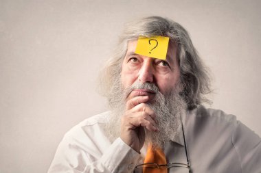 Onun baş düşünme üzerine yapışkan not ile eski iş adamı