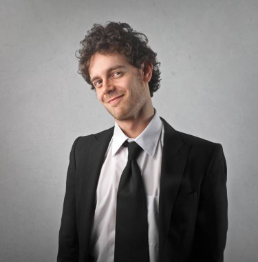 Kameraya gülümseyen yakışıklı işadamı