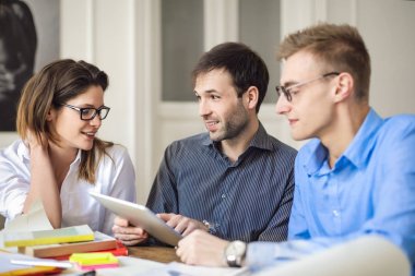 2 toplantı üzerinde çalışan kadın ve erkek