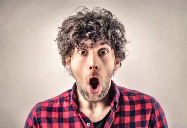 İçinde şaşkınlık fanila adam