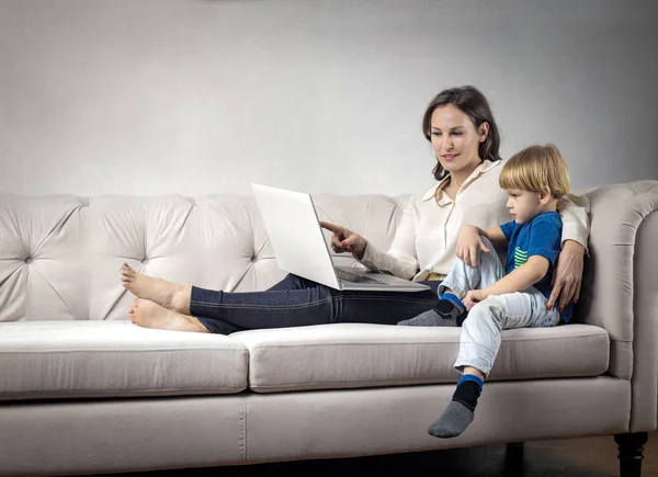 Kvinna med laptop talkimg med sin son — Stockfoto