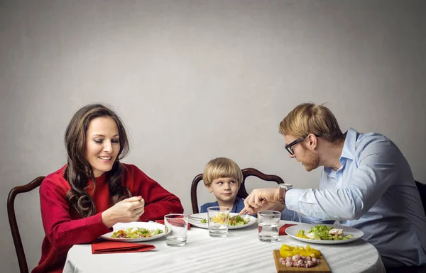 Родители и мальчик едят вместе за столом — стоковое фото