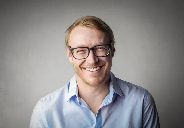 Podnikatel s brýlemi s úsměvem uvnitř — Stock fotografie