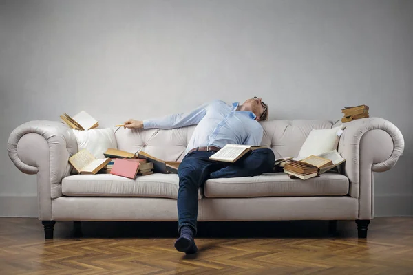 Homem cansado dormindo no sofá — Fotografia de Stock
