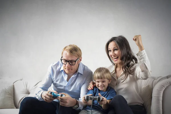 Anne-baba ve çocuk video oyunu birlikte oynama — Stok fotoğraf
